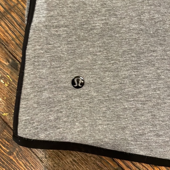 Lululemon reversible hooded vest. Size 4. - Picture 6 of 10